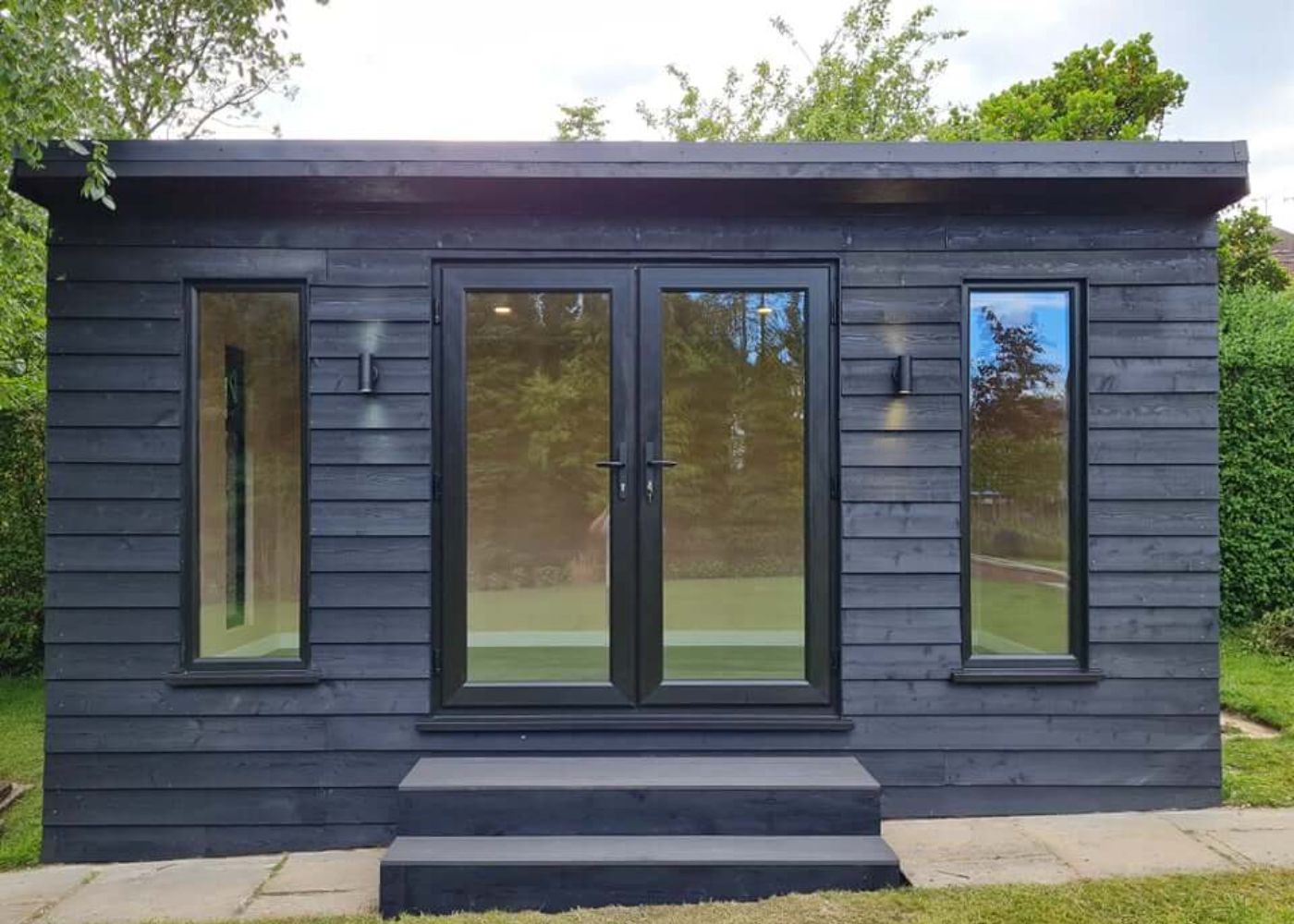 Spolding_and_sons_Sheds-in-Chesterfield_Luxury_Garden_Room_In_Black (1)