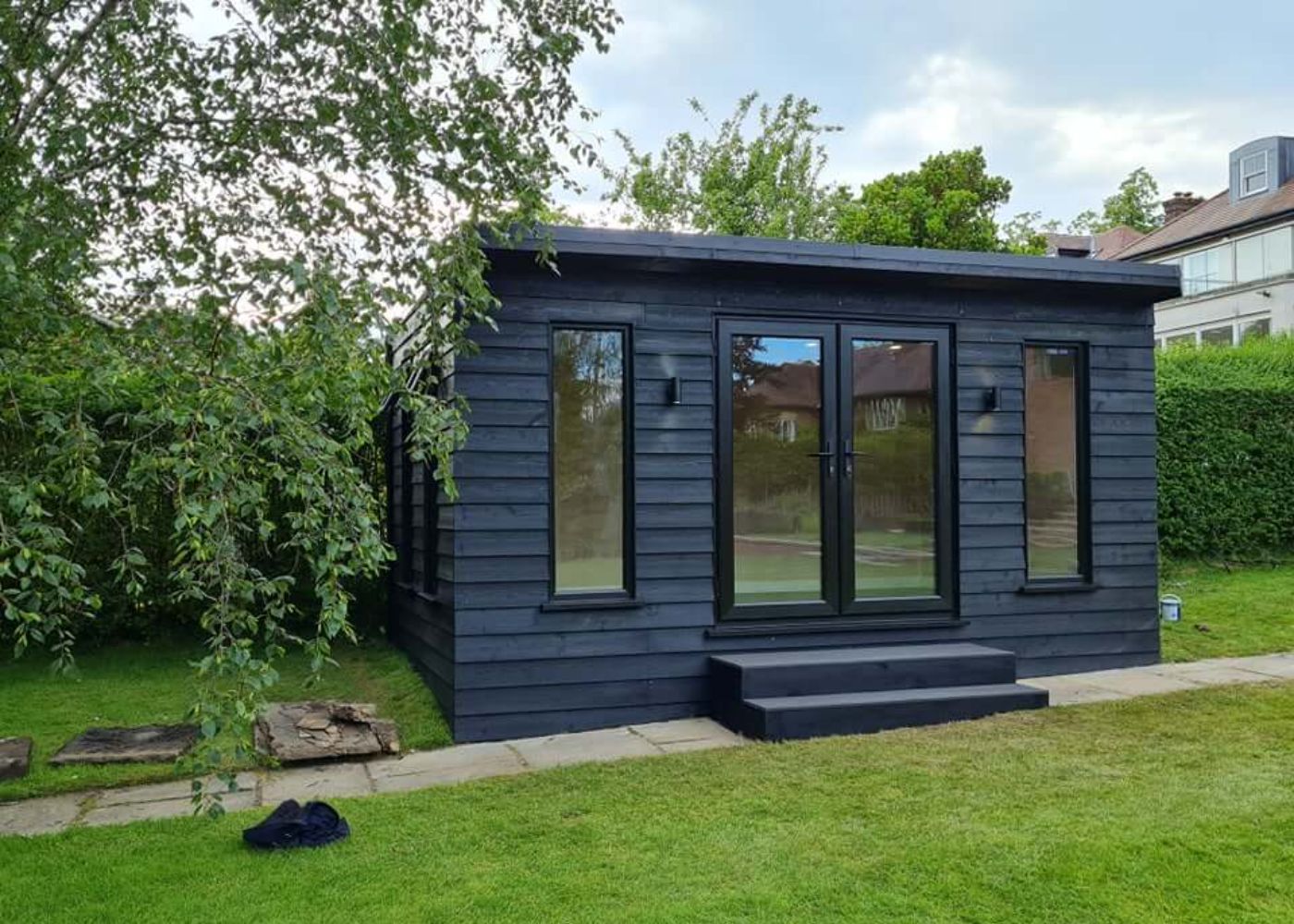 Spolding_and_sons_Sheds-in-Chesterfield_Luxury_Garden_Room_In_Black2 (1)