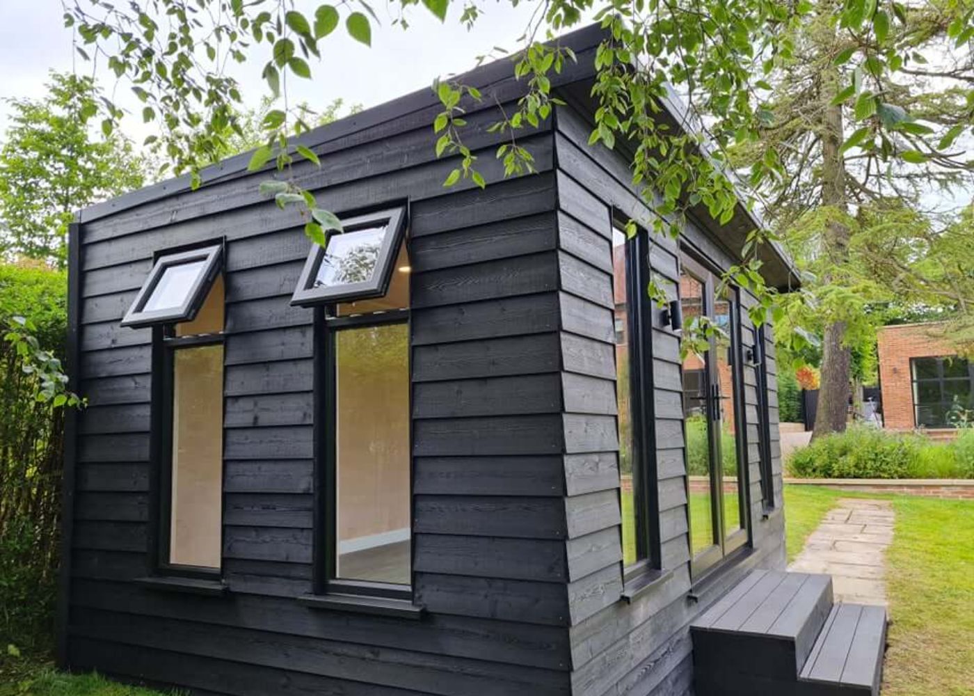Spolding_and_sons_Sheds-in-Chesterfield_Luxury_Garden_Room_In_Black3 (1)